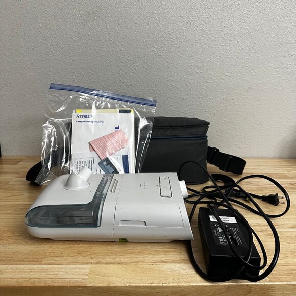 Philips Respironics DreamStation with Power Cord and Bag - Picture 1 of 4